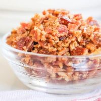 Looking for a quick and easy way to add some flavor to your meals? These homemade bacon bits are the answer! This simple method for how to make bacon bits at home results in the most delicious crunchy bits of bacon to add flavor to everything you make. These real bacon bits are perfect for topping your favorite dishes. Use them in scrambled eggs, mac and cheese, or even on pizza.