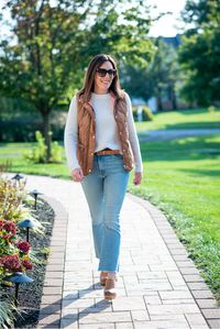 Lighter denim washes are trending this fall so fashion expert Jo-Lynne Shane is sharing some fashion tips and tricks for extending your light wash denim into the fall and winter months. Check out the post for fashion tips and tricks for women over 40.