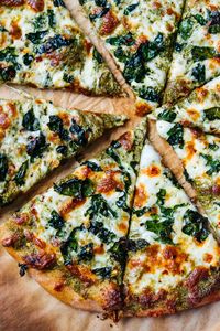 Kale pesto pizza with crispy kale on top! This is a simple weeknight pizza for kale lovers. #kale #kalerecipe #pizzarecipe #vegetarian #cookieandkate