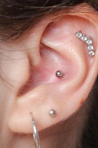 Everything you need to know about conch piercing is here on Glaminati.com! #helix #earpiercing #conchpiercing #earpiercingideas