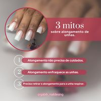 1- "Alongamento de unhas não precisa de cuidados" Este mito é completamente falso. Todas as unhas precisam de cuidados, incluindo as unhas que passaram por um processo de alongamento. 2- "Alongamento enfraquece as unhas" O processo de alongamento de unhas pode danificar as unhas naturais caso não seja realizado da forma correta. 3- "Preciso retirar o alongamento para a unha respirar" Este é outro mito comum. As unhas não precisam "respirar", pois recebem oxigênio e nutrientes por meio da cor