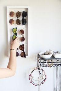 Spring-summer season is right around the corner -or that’s what chileans say- so I dusted off my sunnies and decided to do this sunglass holder DIY to keep them, but that could also work as room decor. I decided to […]