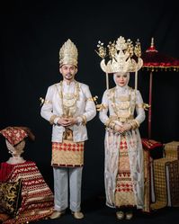 Prewedding menggunakan baju adat lampung pepadun, sumatra. Pakaian tradisional Indonesia. Indonesia traditional costume. Pic from instagram: hansstudio18 #culture #budaya #tapis #clothes #attire #outfit #asia #bride #bridal