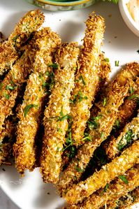 Imagine crispy, seasoned parmesan zucchini fries cooked up without oil. Yes, these Air Fryer Zucchini Fries turn out crunchy and super tasty without the grease from deep frying. Pull out your air fryer and get ready for a treat.