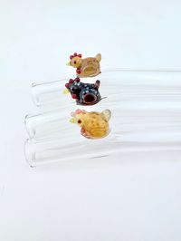 🐓 This listing is for 1 custom, made to order clear glass drinking straw with a Chicken design 🐓All Straws are handmade by us in Murrieta, CA USA  🐓 Custom Lengths - choose from 3" - 13" lengths  🐓 Custom Widths - Our straws are durable borosilicate glass offered in Thin 8mm, Regular 9.5mm, Smoothie 12mm and Wide (Boba) 15mm outer diameter and 1.8mm - 2.2mm thickness. 🐓 Custom colors - Our Chicken comes white but if you'd like another color let us know in the personalization (Chicken Straws