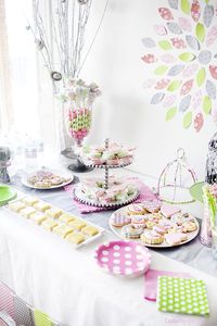 Planning a baby shower for one of your girlfriends? Use this gorgeous inspiration to create a gender neutral baby shower!