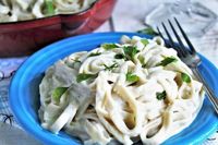 A super easy recipe for vegan Alfredo sauce made with coconut milk. An easy way to make a rich and creamy dairy free, gluten free and nut free pasta sauce. thehiddenveggies.com #veganalfredo #coconutalfredo #nutfreeveganalfredo #glutenfreeveganalfredo #veganwhitesauce #easyveganalfredo #veganalfredosauce