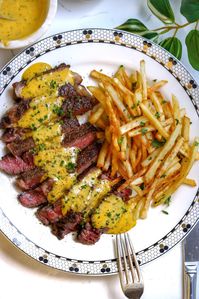 Steak Frites... I’ve taken some liberties with the bernaise clearly…but I love it this way! It's sooo good💛