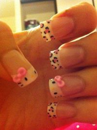 Avisa a tus uñas con Hello Kitty y estampados de leopardo! Este arte de uñas es tan lindo y adorable como aparece Hello Kitty en las puntas de las uñas con su pequeño lazo rosa lindo y bigotes en la parte superior. Simple, fácil de crear y lo más importante, buscando fabuloso.