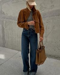 Suede jacket 🤎💌 Suede leather is back and we loveeeee it ❤️ #Suede #trench #jacket #coat #blazer #brown #leather hermes boots #winteroutfit fall autumn fit look #streetstyle styling inspo outfits inspiration aesthetic #suedejacket #suedeboots #suedecoat #suedeleather