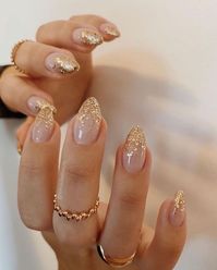 Are you looking to add a touch of elegance to your nails and your outfits with little details? If so, try one of these beautiful gold nail designs!