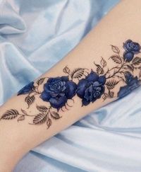 Crimean tattoo artist Pis Saro creates beautiful tattoos inspired by nature. Her style is somewhat peaceful and edgy at the same time, while the tattoos, which are created for both men and women, have so much detail and color that they could even be mistaken for real plants!