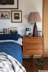 Bedroom detail, linen bedding, midcentury bed-head and lamp. Interior by Brave new eco www.braveneweco.com.au | Apartment inspiration, Home bedroom, House interior