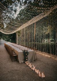 Varal de lâmpadas | Casamento iluminado é casamento ainda mais bonito e feliz! As luzinhas são tendência na decoração e aparecem em vários estilos de festa. Você gosta da ideia? Aproveite para se inspirar! Aqui, mesa comunitária decorada com velas e flores e varal de luzinhas. #wedding #casamento #weddingdecor #decoracaodecasamento #lights #varaldelampadas #modernwedding #tablescapes #mesaposta