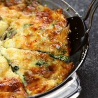 This easy, tasty Spinach Mushroom and Feta Crustless Quiche is low on carbs and big on flavor. This veggie-filled breakfast will keep you full and happy all morning. Budgetbytes.com #breakfast #eggs