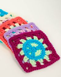 These peace sign granny squares give a fun retro-vibe to a crochet classic! Free pattern too ...