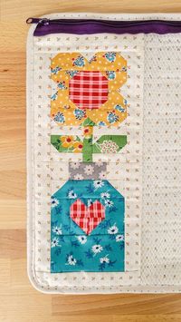 This pretty little project pouch is perfect for makers who are always on the go! 🌻

This project is made with the warm and cozy fabrics of Lori Holt's new Home Town Holiday and suited for every season! Zaineb @cottonconfectionery combined the PieceKeeper pattern from ByAnnie and the flower-in-a-jar block from Lori Holt's Spelling Bee Book! 

Visit our blog for links to the patterns and tips on how to make, and be sure to check out Home Town Holiday fabrics online and in shops this month! 