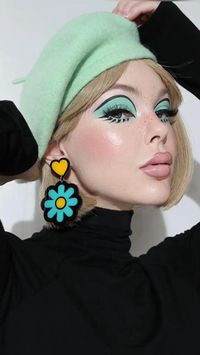 Revive el icónico estilo de Twiggy con este tutorial de maquillaje. Aprende a crear el famoso delineado alado, las pestañas dramáticas y el look juvenil que definieron la moda de los 60s. Perfecto para un estilo atrevido y fresco que captura la esencia de Twiggy. ¡Despierta tu lado vintage con este look único! ✨🎥