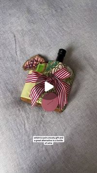 ~ WELCOME TO GIFTING WITH GOOD TASTE ~ on Instagram: "Here’s a last-minute idea that’s thoughtful and practical: wrap a bottle of premium olive oil in a tea towel, add a mini wooden board, and finish with a bow and tag. A perfect alternative to wine (and way more versatile for the kitchen)!

#gift #gifts #gifting #giftideas #giftidea #christmasgift #giftsforher #foodie #christmashost"