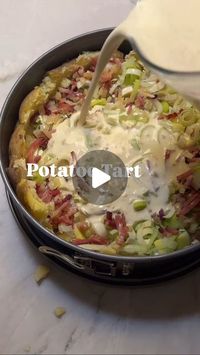 Susanne Hesslenberg Interior | Travel | Food on Instagram: "Potatoe Tart „Flammkuchen Style“ 
Mit einem schönen Salat. Schmeckt der ganzen Familie 👌🏼
Potatoe Tart:
Springform buttern
6-8 mehligkochene Kartoffeln
1 große Zwiebel 
1 Stange Lauch putzen und schneiden
Zwiebel, Speck anbraten
Soße:
200g Sahne
200 g Schmand
250 g geriebener Gratinkäse
4 Eier
Pfeffer, Salz Muskatnuss (gut würzen!)
Alles vermischen.
Bei 180 Grad Umluft ca. 30 Minuten. 
#potatorecipes #kartoffelgerichte #ofengericht #patatoetart #waskocheichheute #leek #lauch"