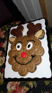 Reindeer Cupcake Cake - Cupcake cake made with buttercream frosting for Christmas eve