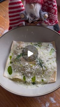 Léo Bergine on Instagram: "Raviolo végétarien pour les fêtes 🤌

C’est ma version de la recette d’hier mais cette fois si végétarienne. Personnellement je trouve qu’elle a tout autant sa place sur une table de Noël. 

Ingrédients : (4 personnes)
 
Environ 30g de morilles déshydratées (un petit pot)
250g de champignons de Paris 
1 échalote 
1 gousse d’ail 
Beurre, huile d’olive 
Fleur de sel, poivre 
4 jaunes œufs 

Sauce : 
20cl de crème 
1 gousse d’ail 
Quelques feuilles d’estragon et de persil 
Fleur de sel, poivre 

Garniture : 
3 poireaux 

Je vais détailler la recette demain. 

#noel #recipe #recette #ravioli #instafood #food"