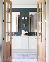 What a view! From the dark grasscloth to the custom doors, the before/after of this bathroom remodel is almost too good to be true.…