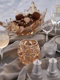 Decorate your festive table with pure timeless style thanks to our tableware selection.