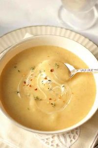 Easy Pear Potato Soup Recipe #potatosoup #soup #downtonabbey #downtonabbeydinnerparty