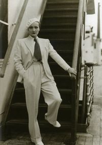 Marlene Dietrich es la primera actriz en probar el poder erotizador del pantalón.1930