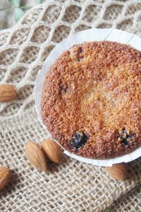 …. et donc … sans gluten ! Pour ceux que ça intéresse vraiment. Sinon les autres, vous êtes concernés aussi. 🙂 Remontons un peu les pendules. Lorsque j’ai réalisé mon lait d’amande fait-maison, j’ai récupéré de la pulpe d’amande, appelée « Okara« . Je l’ai mise de côté, car en pâtisserie elle fait des merveilles. Je l’ai donc utilisée dans cette recette, ajoutée à de la poudre d’amande, de la purée d’amande et mon fameux lait d’amande, pour ne rien gâcher. Pas de farine, donc, que de l’amand...