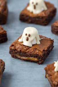 Recipe by Jessie Bakes Cakes. Fudgy in texture, rich in flavour and topped with the cutest white chocolate marshmallow ghosts. #brownies #brownies #halloweenrecipe #caramelsauce #ghost #halloweenideas #halloweenfoods #halloweenfoodforparty #chocolaterecipeseasy #easybakingrecipes #easyrecipe #autumnbaking #fallbaking #autumnrecipes #foodstyling #foodphotography #baking #bakingbloggers #browniesfromscratch #bakefromscratch #fudgy