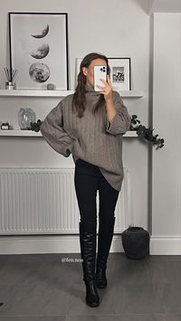 Neutral oversized cashmere jumper paired with black skinny jeans and over the knee boots. For a warm and comfortable chic Spring look. #springoutfit #oversizedjumper #skinnyjeansoutfit #neutraloutfit #minimaloutfit #comfyoutfit