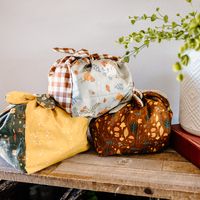 Alexis @stitchedbyalexis is helping us get ready for everything pumpkin with these festive fall gift bags! 🍁

This FREE pattern by Cotton and Bourbon pairs perfectly with the Pumpkin Spice fabric collection by Simple Simon! Visit our blog for a link to the pattern and Alexis's instructions on how to make! 