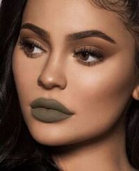 The Kylie Cosmetics Ironic Matte Liquid Lipstick Lip Kit is your secret weapon to create the perfect 'Kylie Lip.' Each Lip Kit comes with a Matte Liquid Lipstick and matching Lip Liner.  Each Lip Kit contains:   1 Matte Liquid Lipstick (0.11 fl oz./oz. liq / 3.25 ml) 1 Pencil Lip Liner (net wt./ poids net  .03 oz/ 1.0g)