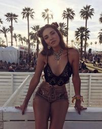 Les deux macarons de Negin Mirsalehi au festival Coachella 2017