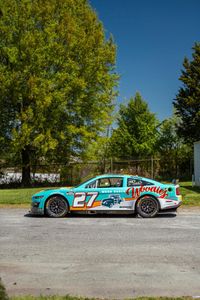 Ford Mustang NASCAR Race Car 2022 Engine: 5.9L V8 Naturally-aspirated FR layout Power: 492 kW / 670 hp Torque: 1,062 Nm / 783 lb-ft Weight: 1,497 kg / 3,300 lbs 0-60 mph: 2.4 seconds Top Speed: 346 kph / 215 mph