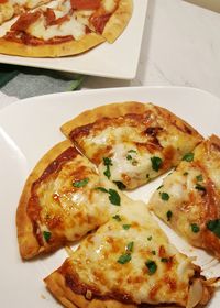 Air Fryer 6 Minute Pita Bread Cheese Pizza with Pepperoni, Onions, Garlic, Sausage is perfect when you want to make a quick lunch or snack.