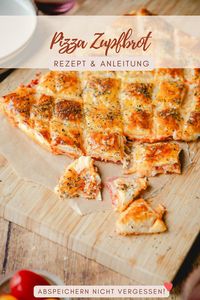 Pizza liebt bei uns die ganze Familie sehr und daher habe ich hier schon so einige Varianten des italienischen Klassikers gezeigt. Darunter fallen ein selbst gemachter Pizzateig, Pizzabröchen, Pizza Bällchen oder Pizza-Schnecken aus Quark-Öl-Teig. Daher habe ich die leckeren Pizza-Zutaten aufgegriffen und in dieses Pizza-Zupfbrot mit Blätterteig verwandelt.