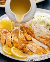 This scrumptious Chinese Lemon Chicken has an incredibly tasty and crispy coating, served with a delicious lemon sauce and is ready in just 30 minutes! #chinese #lemonchicken #recipe