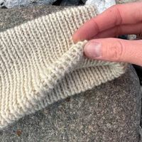 Schwierigkeitsgrad: einfach (2 von 5) Das PetiteKnit Weekend Stirnband wird in einem einfachen Rippenmuster gestrickt und ist dadurch elastisch sowie wärmend. Ideal, um auch an kälteren Tagen wohlig warme Ohren zu haben! Das Besondere an dem Stirnband ist zudem: Es wird doppelt gelegt. Dadurch ist die Struktur noch dichter und es wird garantiert nicht an den Ohren ziehen. Die Anschlags- und Abkettkante werden am Ende mittig auf der Innenseite mit Hilfe des Maschenstichs zusammengenäht. Ansonsten