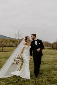 Bride and Groom Portraits, Bride and Groom Photos, Bride and Groom Poses, Outdoor Wedding, Outdoor Wedding Photos, Couple Poses, Bride and Groom Poses, Wedding Photos, Wedding Photography - Check out more inspirations on my ig: @ripp.photography.co