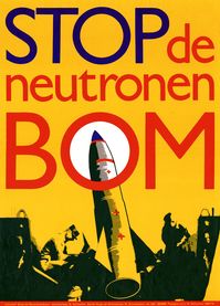 in 1977 maakt amerika bekend een neutronenbom te willen maken die alle leven in een gebied doodt maar verder weinig schade veroorzaakt | de nederlandse organisatie 'stop de neutronenbom—stop de kernwapenwedloop’ start een grote actie met honderdduizenden posters | ook in andere landen groeit het verzet | in april 1978 besluit de amerikaanse president om voorlopig af te zien van de plannen | de bom is er nooit gekomen || ontwerp: jeroen de vries