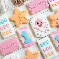 SUGAR FACED • Cheryl 👋 no Instagram: “♡ B a b y S h a r k ♡ . . . Happy 1st Birthday Adalynn! 🥰 . . . #sugarcookies #cookier #sprinkles #baker #babysharkcookies #babyshark…”