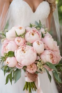 Blush pink peony wedding bouquet    Blush pink wedding | blush pink peonies | blush pink peony wedding | blush pink peony wedding bouquet | blush pink peony wedding decor | blush pink wedding bouquets | blush pink wedding flowers | peony wedding bouquet