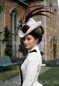 Jane Seymour actrice et productrice britannique née le 15 février 1951 à Hillingdon (en Angleterre). Notamment connue pour son rôle du Dr Michaela Quinn dans la série Docteur Quinn, femme médecin, elle fait également partie des James Bond girls, ayant joué le rôle féminin principal dans le film Vivre et laisser mourir (1973). Elle est par ailleurs artiste peintre.