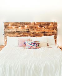 How to Make a DIY Pallet Headboard | Bohemian Farmhouse Decor | Anthropologie Bedroom Inspiration | Pallet Wood Headboard Bedroom Makeover Ideas #housemakeovers