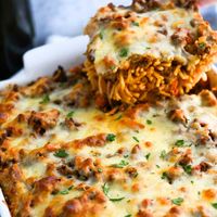 This Southern Baked Spaghetti Casserole is a crowd-pleasing, high-protein pasta bake. Perfect for family gatherings, meal prep, and make-ahead freezer meals.