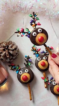 Craft festive joy with Oreo Rudolph Pops – a delightful twist on holiday treats! Transform Oreo cookies into reindeer faces, complete with pretzel antlers and a red candy nose. 🦌🍪 #NoBakeCookies #EasyRecipes #ChristmasTreats #HolidayBaking #CookieDecorating #FestiveSweets #PinterestBaking #QuickDesserts #YuletideGoodies #OreoRudolp #ChristmasTreats #HolidayBaking #DIYCookies Credit: Sasha Nary