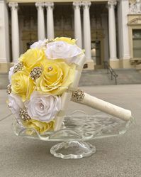 A beautiful gold brooch Light yellow and ivory bouquet, for your special occasion. All our bouquets are handmade to order with high-quality roses. We can do it in different colors. Please select the color of your choice or message me the colors. *Different colors available* *Silver brooches available* * The colors of this bouquet in the picture are Light Yellow and Ivory rose with GOLD brooches* *This bouquet is 10 inches in diameter* The bouquet consists of roses, gold brooches, satin ribbon. T